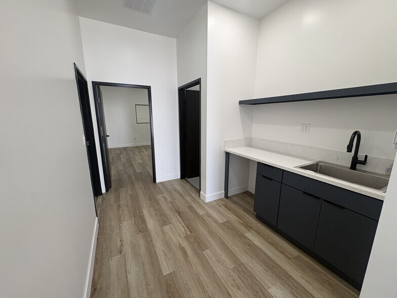 More Photos Of 12628 Raymer St, North Hollywood Warehouse For Lease