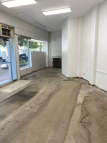 More Photos Of 927 Davis St, Evanston General Retail For Lease