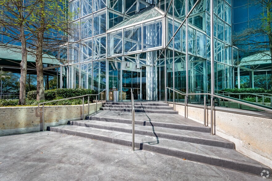 More Photos Of 7800 W IH-10, San Antonio Office For Lease