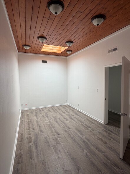 More Photos Of 913-915 S Victory Blvd, Burbank Storefront For Sale