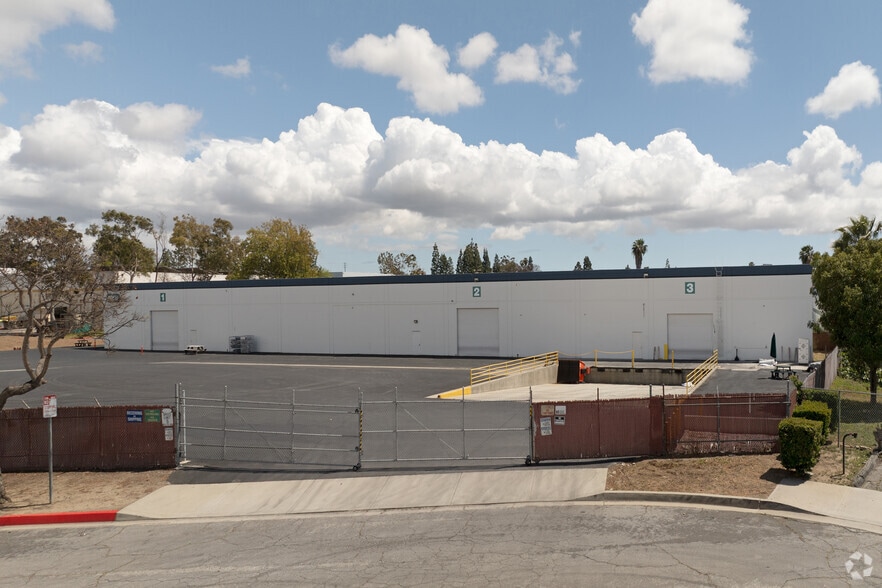 More Photos Of 1161 E Walnut St, Carson Manufacturing For Lease
