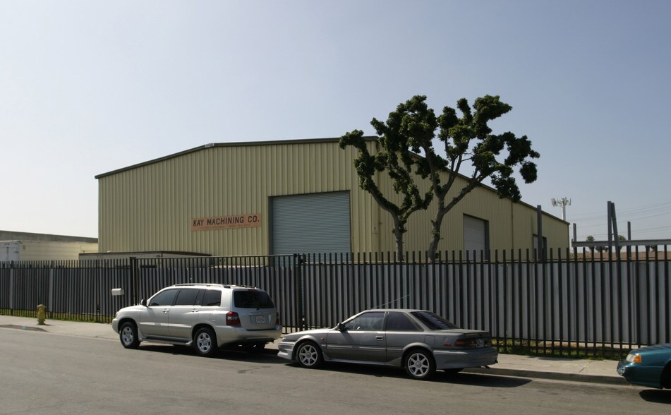 Primary Photo Of 4550 Cecilia St, Cudahy Manufacturing For Lease