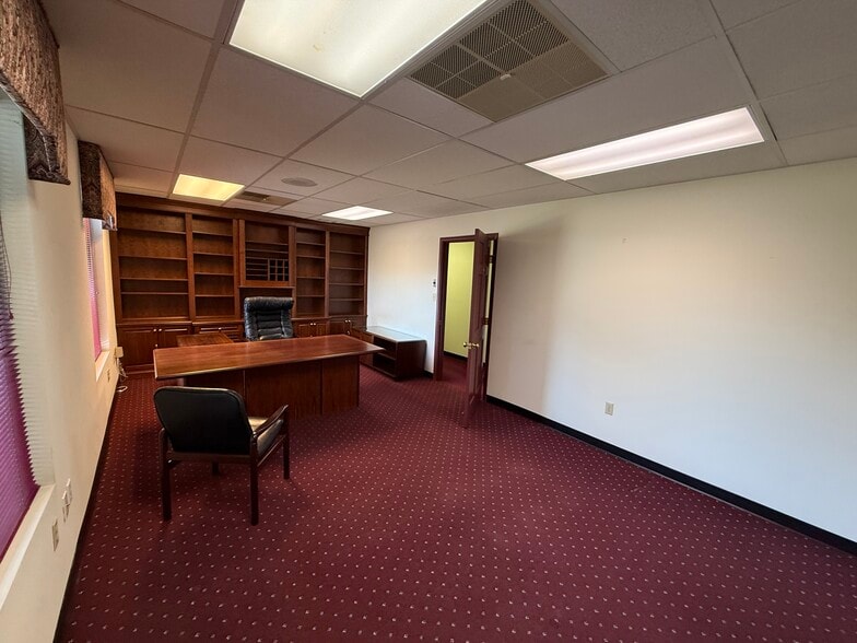 More Photos Of 403 Chatham Sq, Fredericksburg Office For Sale