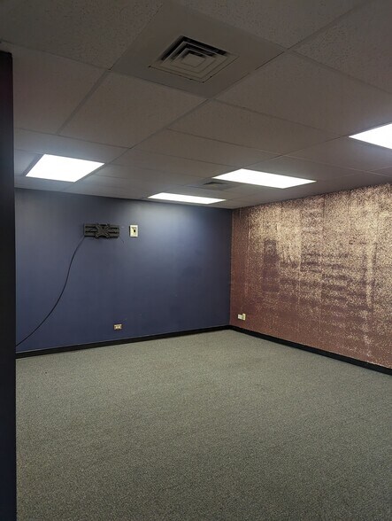 More Photos Of 18241-18245 West St, Lansing General Retail For Sale