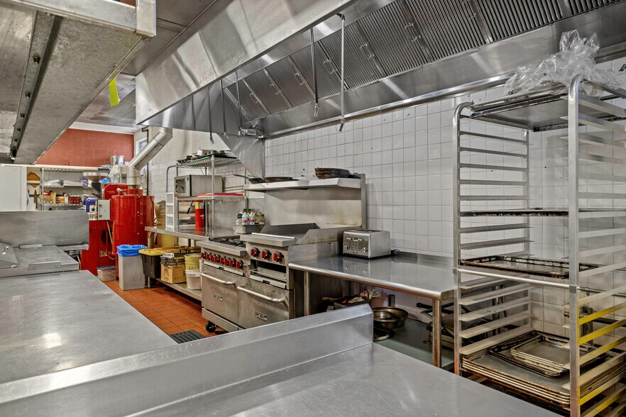 More Photos Of 1760 Market St NE, Salem Freestanding For Sale