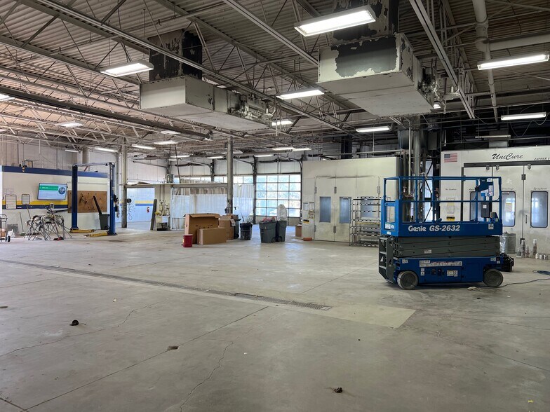 More Photos Of 1385 E Chicago St, Elgin Auto Repair For Lease