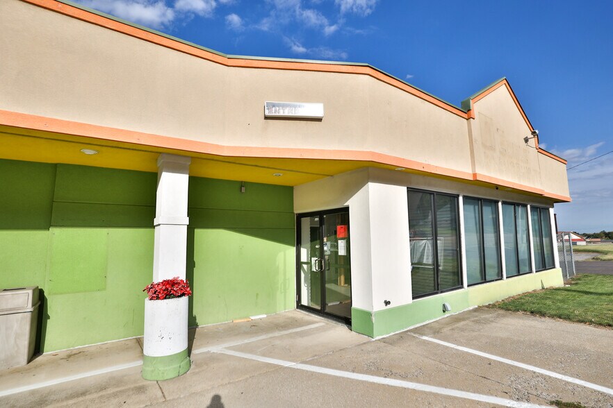 More Photos Of 107 N Bluff Rd, Collinsville Storefront For Sale
