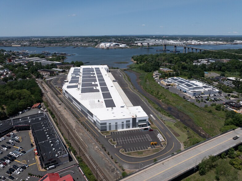 More Photos Of 1 Nassau Pl, Staten Island Warehouse For Lease