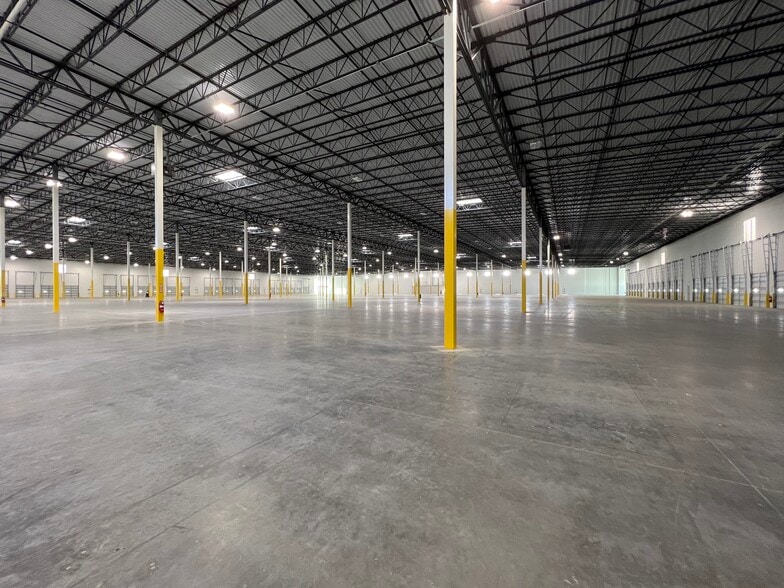 More Photos Of 12510 W Airport Blvd, Sugar Land Distribution For Lease