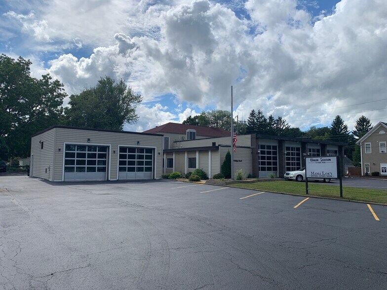 More Photos Of 70 Ridge Rd, Ontario Showroom For Lease