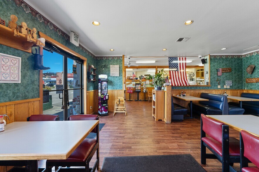 More Photos Of 29 W 1st St, Coquille Restaurant For Sale