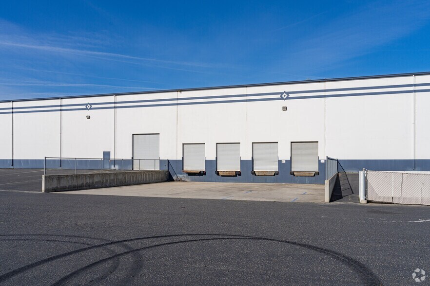 More Photos Of 7101 W Doe Ave, Visalia Warehouse For Lease