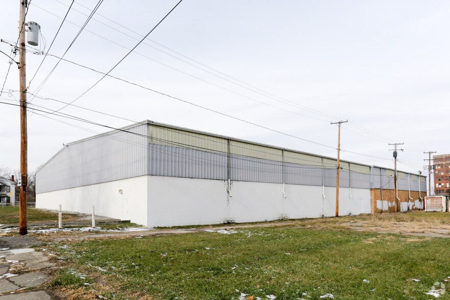 More Photos Of 204-216 S Lowry Ave, Springfield Warehouse For Lease