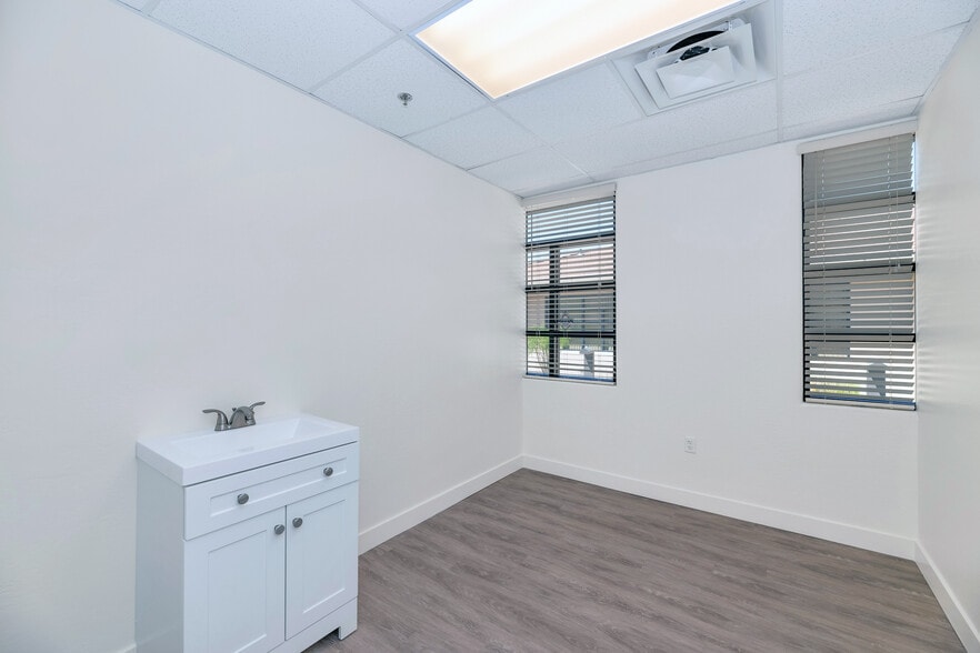 More Photos Of 130 S 63rd St, Mesa Medical For Lease