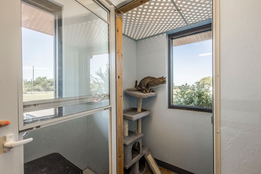 More Photos Of 39812 Hazel Dell Rd, Shawnee Veterinarian Kennel For Sale