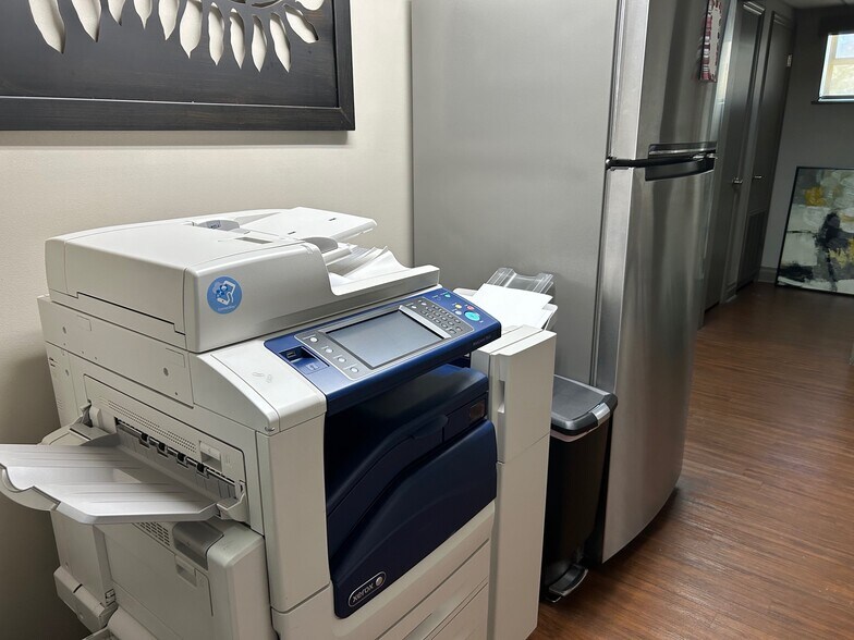 More Photos Of 798 SW Main Blvd, Lake City Office For Sale