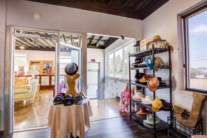 More Photos Of 107 E Locust, Winnsboro Office For Sale