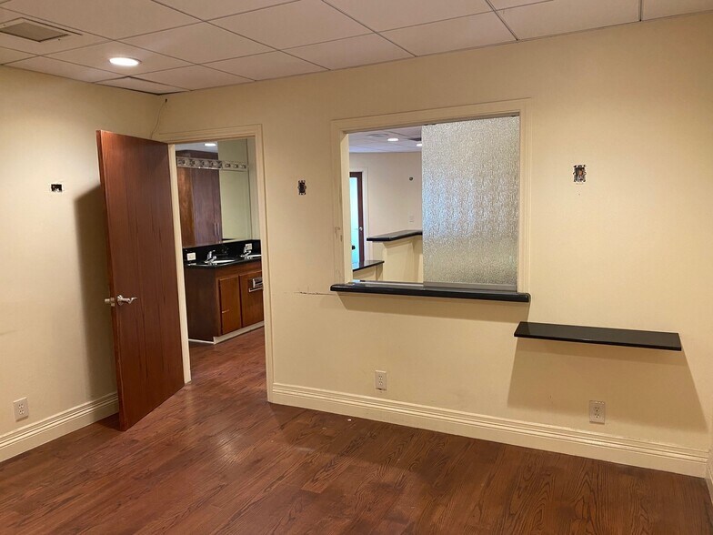 More Photos Of 23111 Ventura Blvd, Woodland Hills Medical For Lease