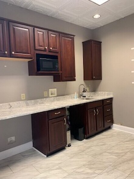 More Photos Of 530 Stephenson Ave, Savannah Office For Lease