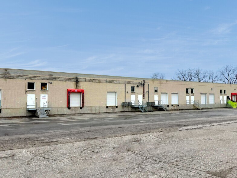 More Photos Of 1955-1977 Rue Notre-Dame-de-Fatima, Laval Warehouse For Lease