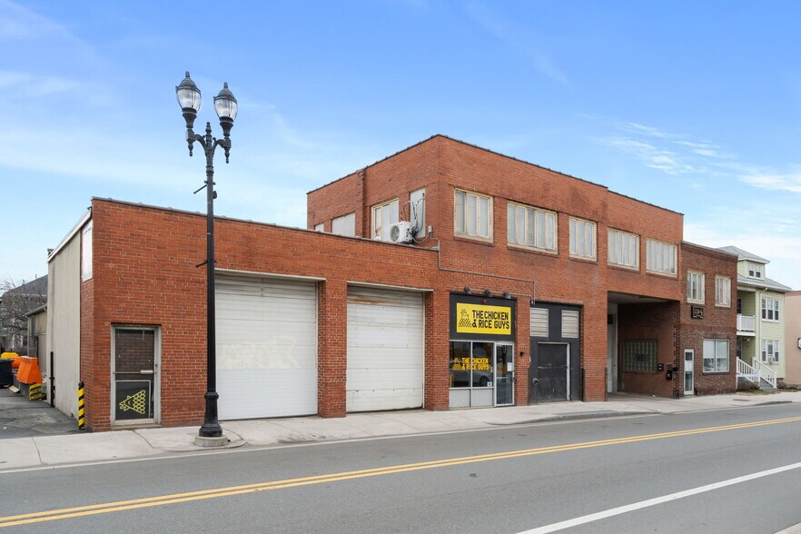 More Photos Of 77-79 Ferry St, Everett Showroom For Lease