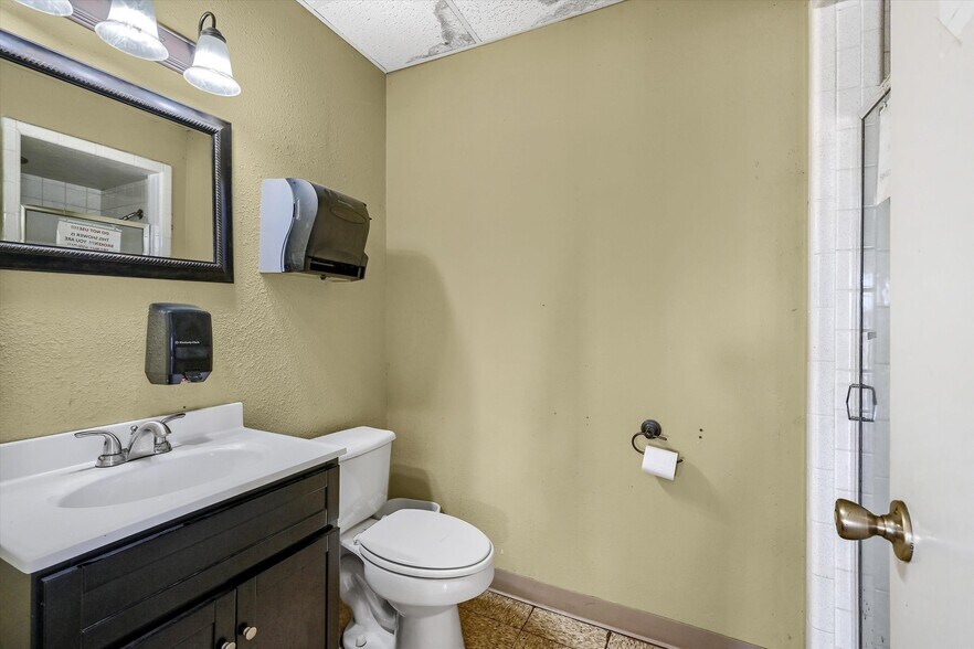 More Photos Of 1411 Southland Dr, Gainesville Flex For Sale