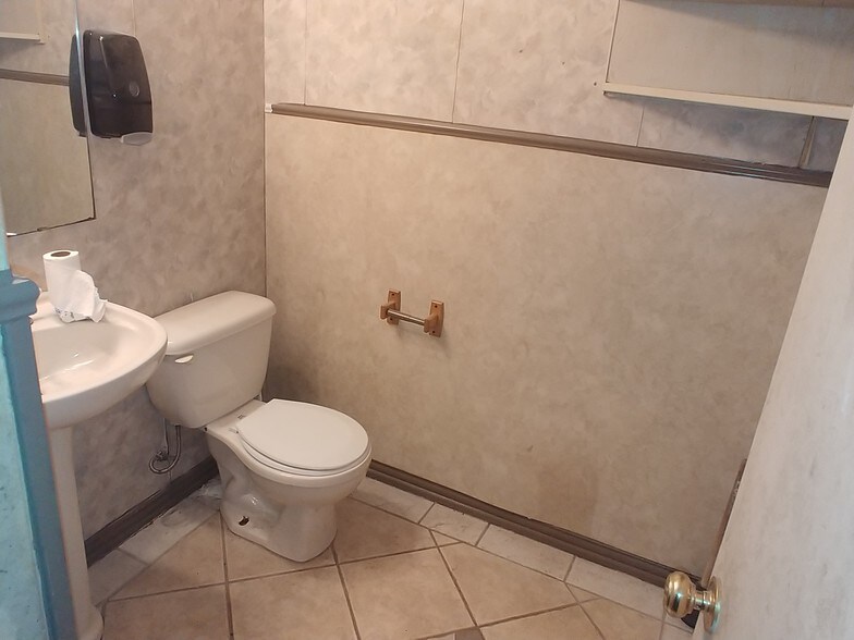 More Photos Of 909 N 8th Ave, Texas City Storefront Retail Office For Sale