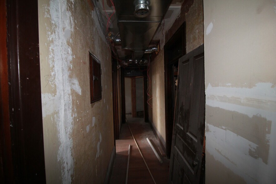 More Photos Of 900 Island Ave, McKees Rocks General Retail For Sale