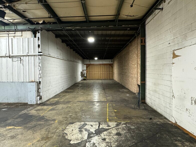 More Photos Of 6704 Pingree Rd, Crystal Lake Manufacturing For Lease