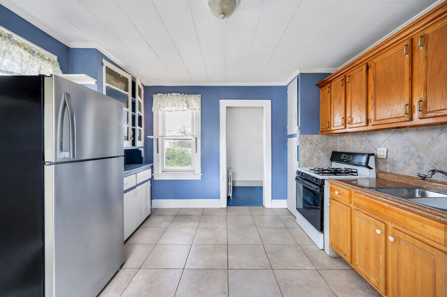 More Photos Of 307 Clinton St, Hempstead Storefront Retail Residential For Sale