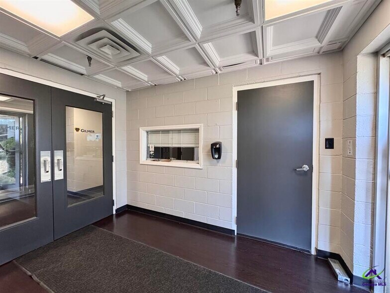 More Photos Of 801 Valley Dr, Perry Distribution For Lease