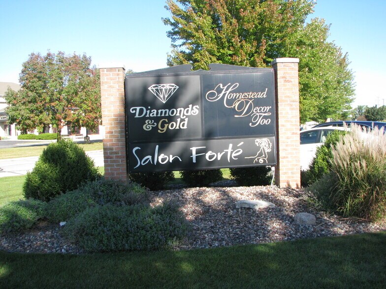 More Photos Of 2071 Central Dr, Green Bay General Retail For Lease