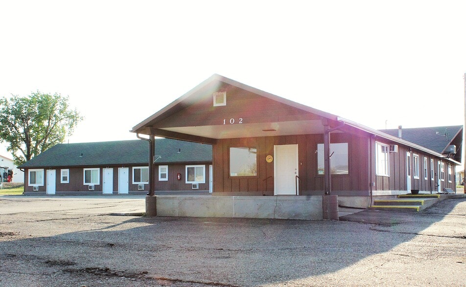 More Photos Of 102 B Dr, Circle Hotel For Sale