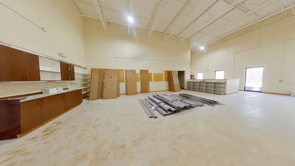 More Photos Of 1655 W Hamlin Rd, Rochester Hills Distribution For Sale