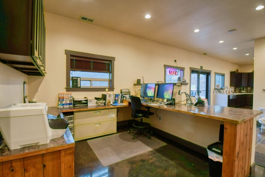 More Photos Of 818 Airport Rd, Pendleton Showroom For Sale