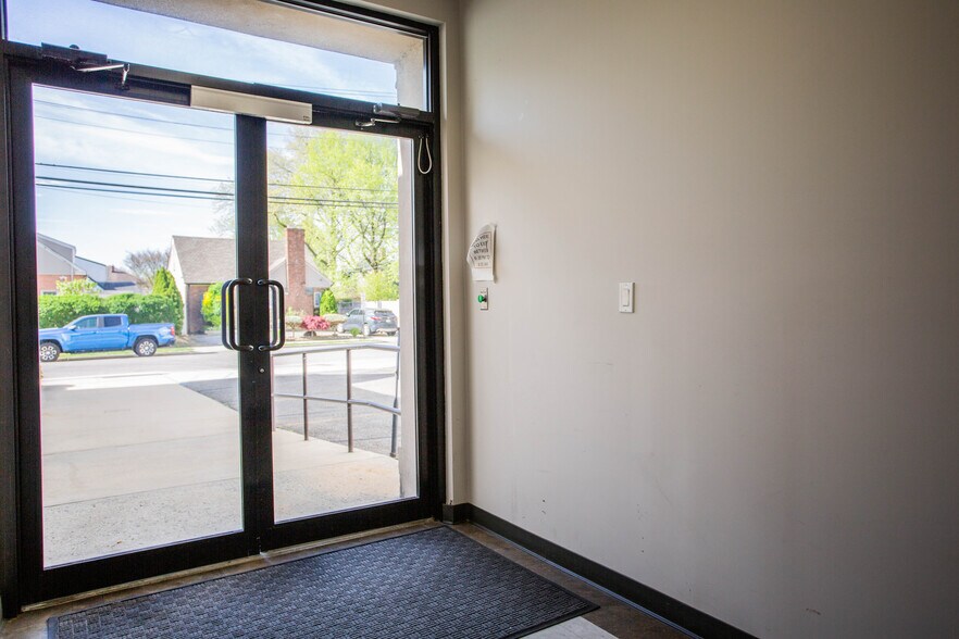 More Photos Of 486 Sunrise Hwy, Rockville Centre Office For Sale