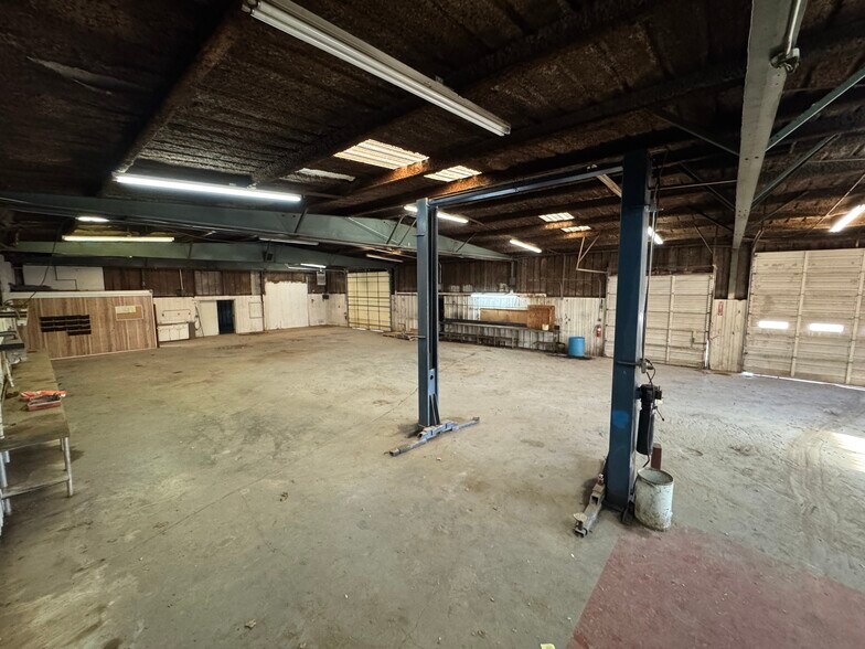 More Photos Of 28677 Amah Pkwy, Claremore Manufacturing For Lease