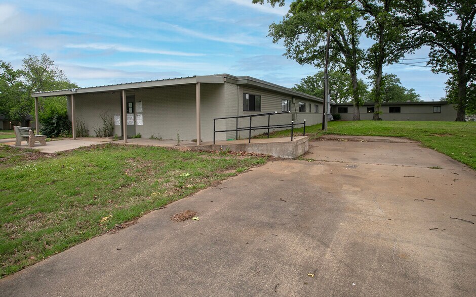 More Photos Of 707 N Waldrip St, Grand Saline Hospital For Sale