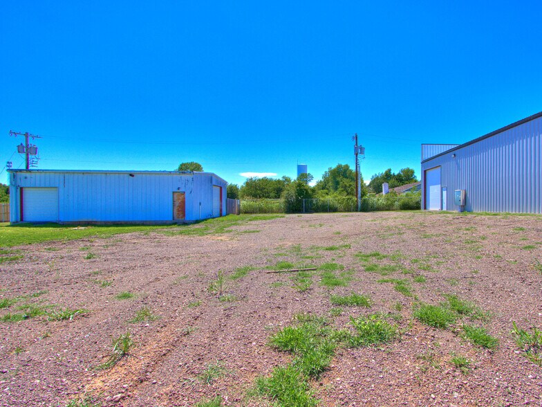 More Photos Of 18608 NE 23rd St, Harrah Light Distribution For Lease