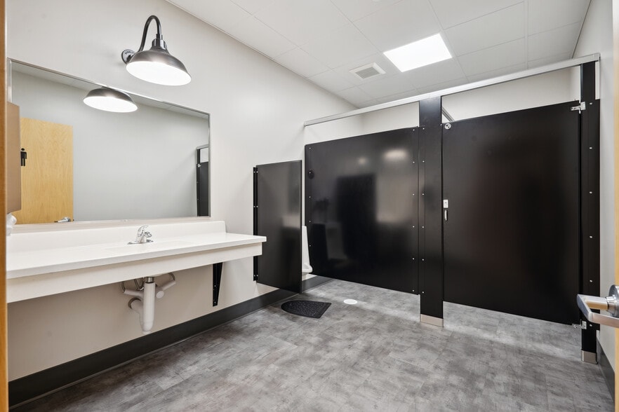 More Photos Of 212-218 E 4th St, Waterloo Loft Creative Space For Sale