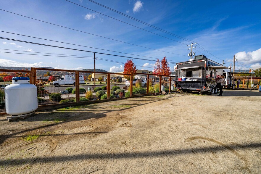More Photos Of 1863 NW Washington Blvd, Grants Pass General Retail For Sale