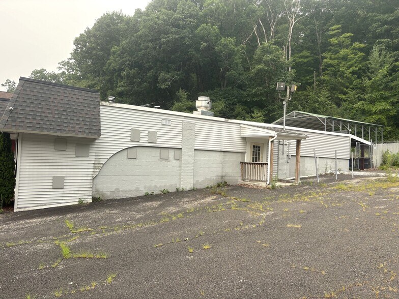 More Photos Of 2407 Winsted Rd, Torrington Freestanding For Sale