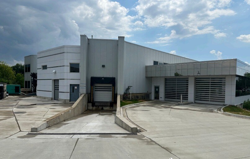 More Photos Of 555 Pond Dr, Wood Dale Research And Development For Lease
