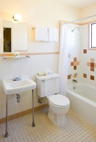 More Photos Of 501 E Historic Route 66, Moriarty Hotel For Sale