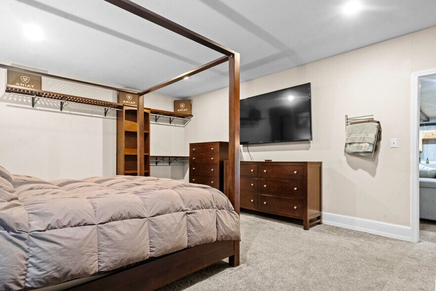 More Photos Of 11155 Hubbard Rd, Kansas City Flex For Sale