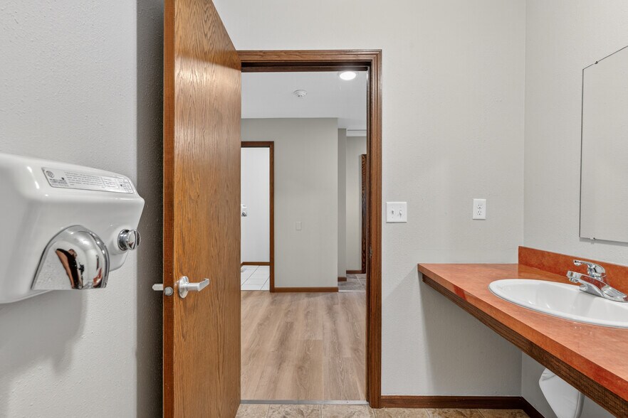 More Photos Of 407 Vermillion St, Hastings Office For Sale