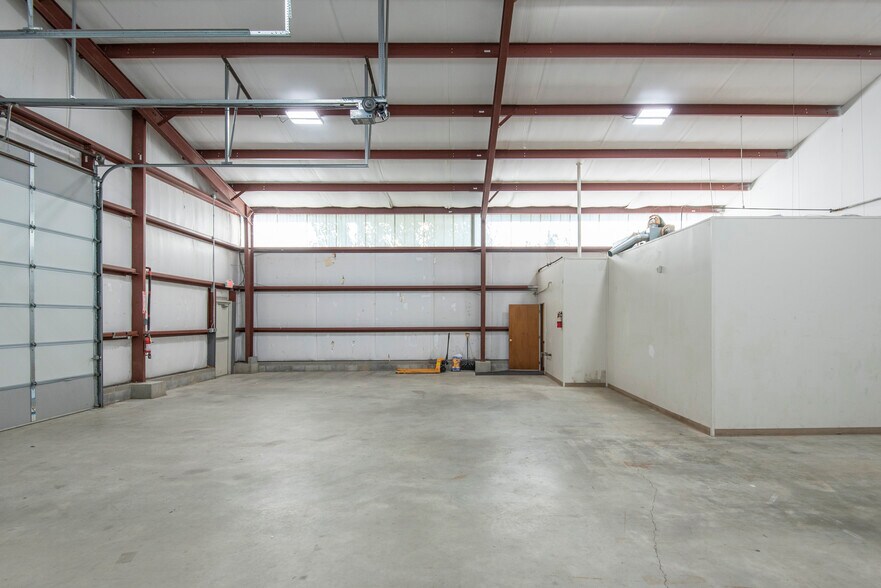 More Photos Of 19 Davidson Ln, New Castle Warehouse For Lease