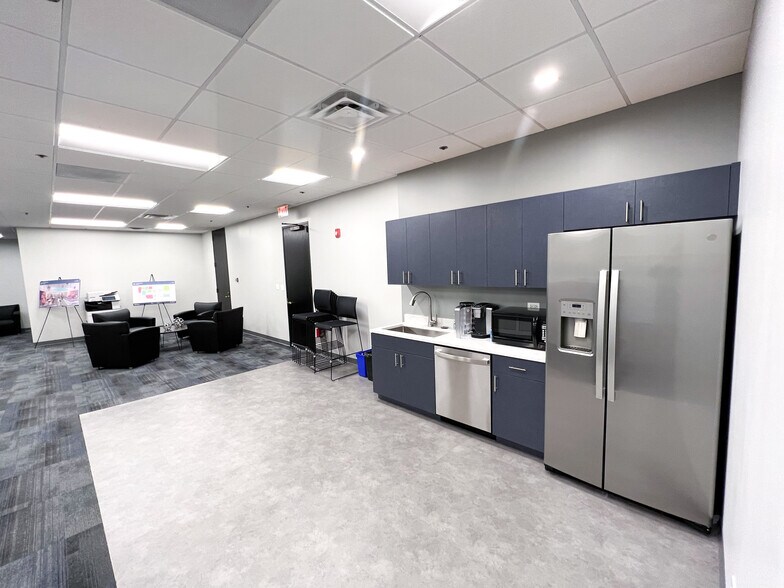 More Photos Of 5440 N Cumberland Ave, Chicago Office For Lease