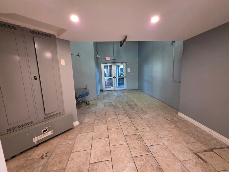 More Photos Of 2745 Veterans Memorial Pky, Victoria Office For Sale