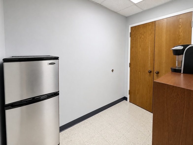 More Photos Of 1342-1360 Old Bridge Rd, Woodbridge Medical For Lease